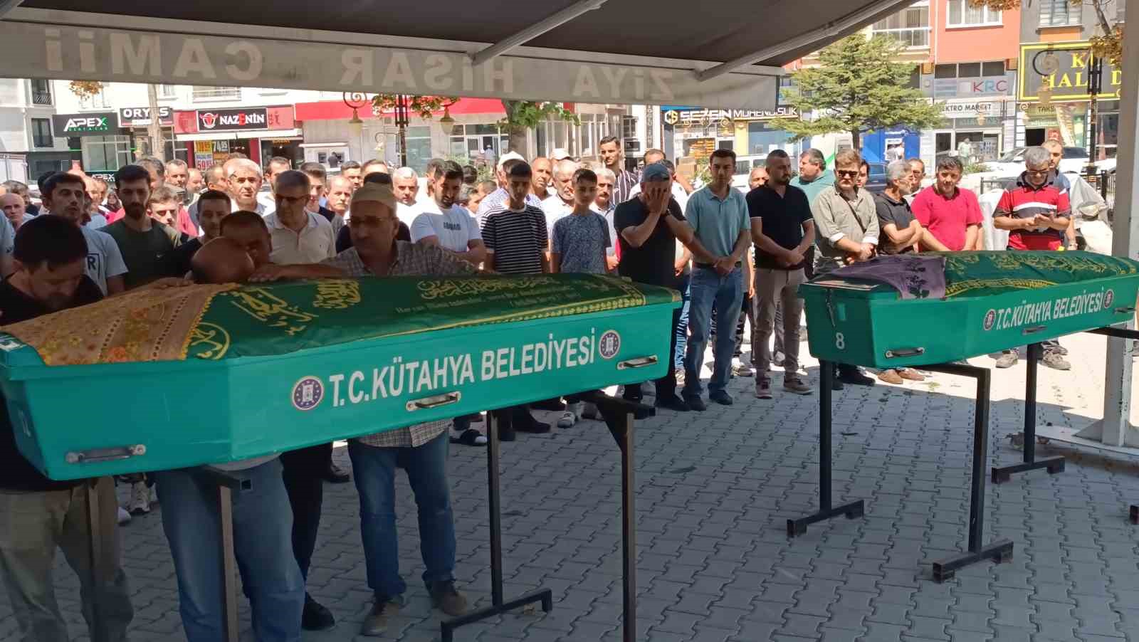 Kütahya’da otomobilin çarpması sonucu hayatları kaybeden iki kız kardeş toprağa verildi
