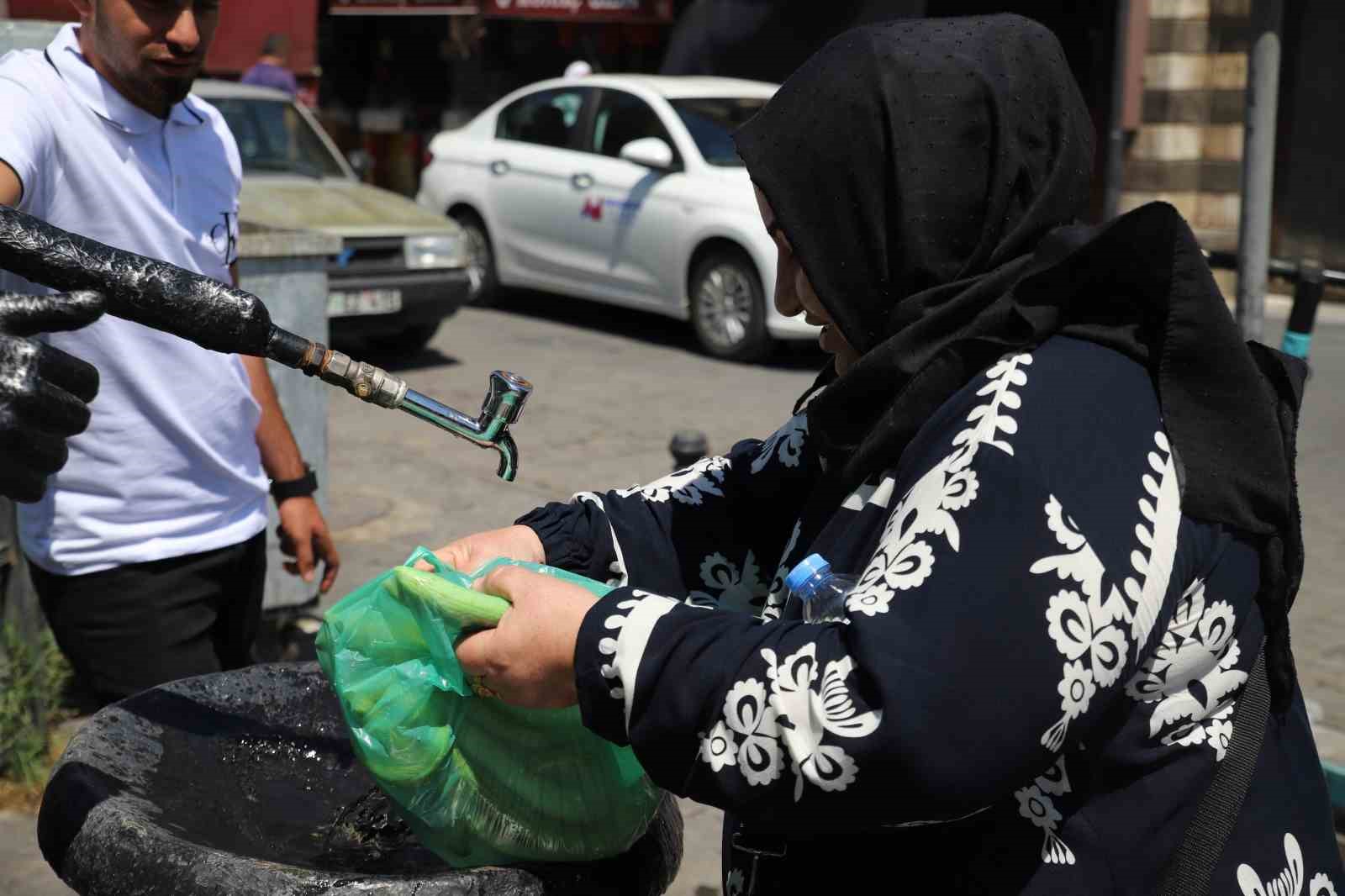 Sıcaktan bunalan vatandaşlar çareyi çeşme başında buldu
