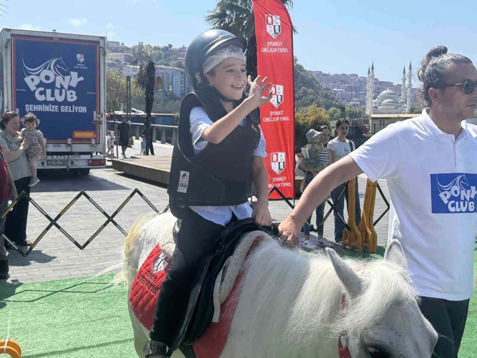 Miniklere hayvan sevgisi aşılandı
