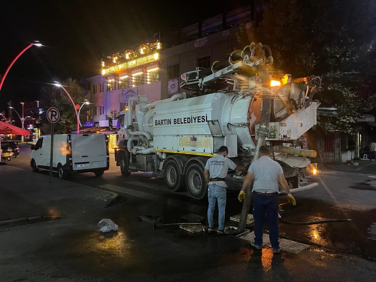 Bartın’da taşkınlara karşı yağmur suyu ızgaraları temizlendi
