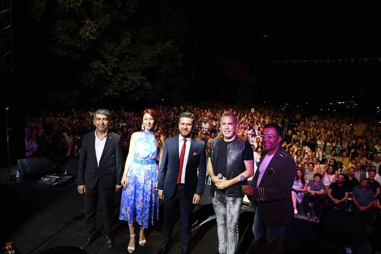 Haluk Levent ve Zakkum, Tavas Zeybek Festivaline renk kattı
