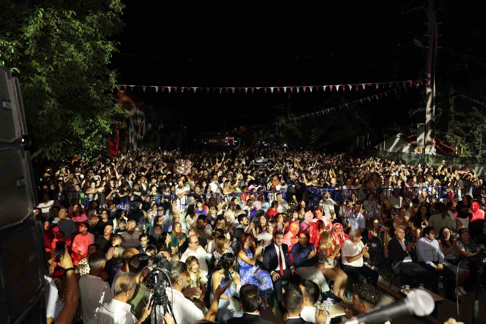 Haluk Levent ve Zakkum, Tavas Zeybek Festivaline renk kattı
