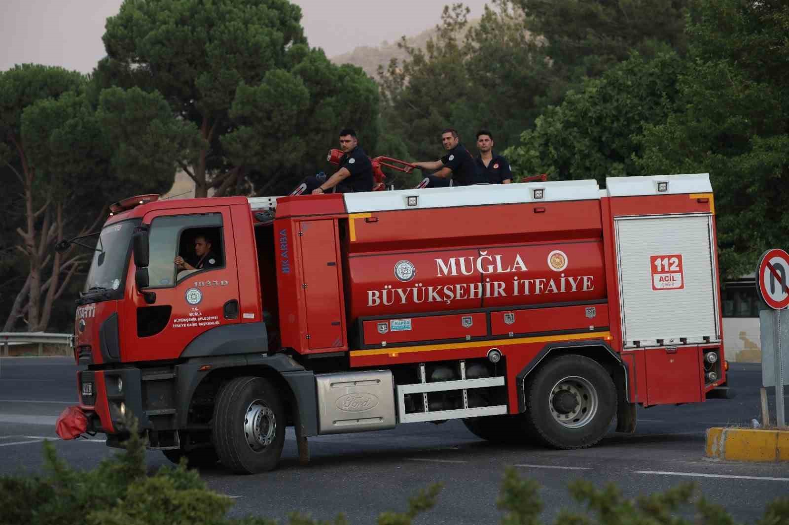 Muğla Büyükşehir Belediyesi orman yangınlarında tüm gücüyle sahada
