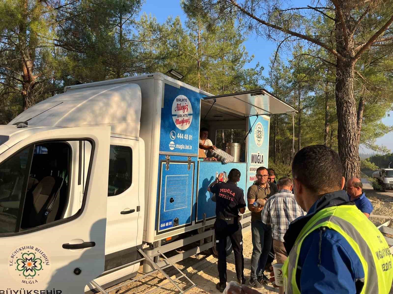 Muğla Büyükşehir Belediyesi orman yangınlarında tüm gücüyle sahada
