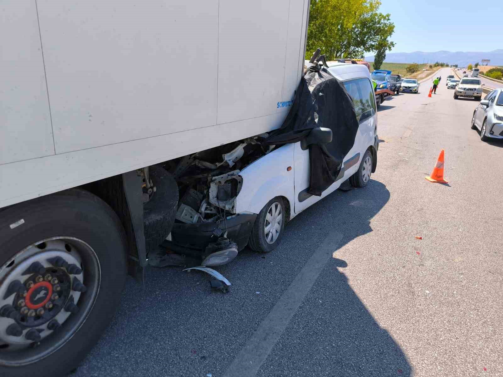 Amasya’da hafif ticari araç tıra çarptı: 1 ölü
