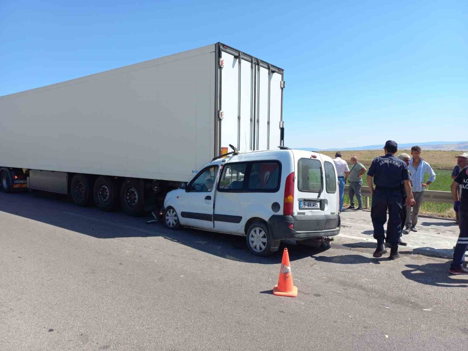 Amasya’da hafif ticari araç tıra çarptı: 1 ölü
