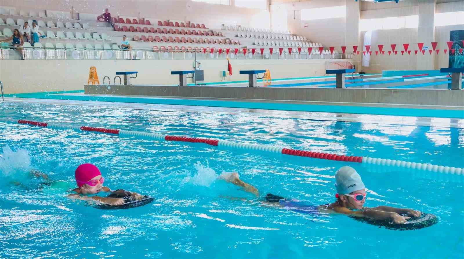 ADÜ içerisindeki yüzme havuzu sporseverlerin buluşma noktası oldu
