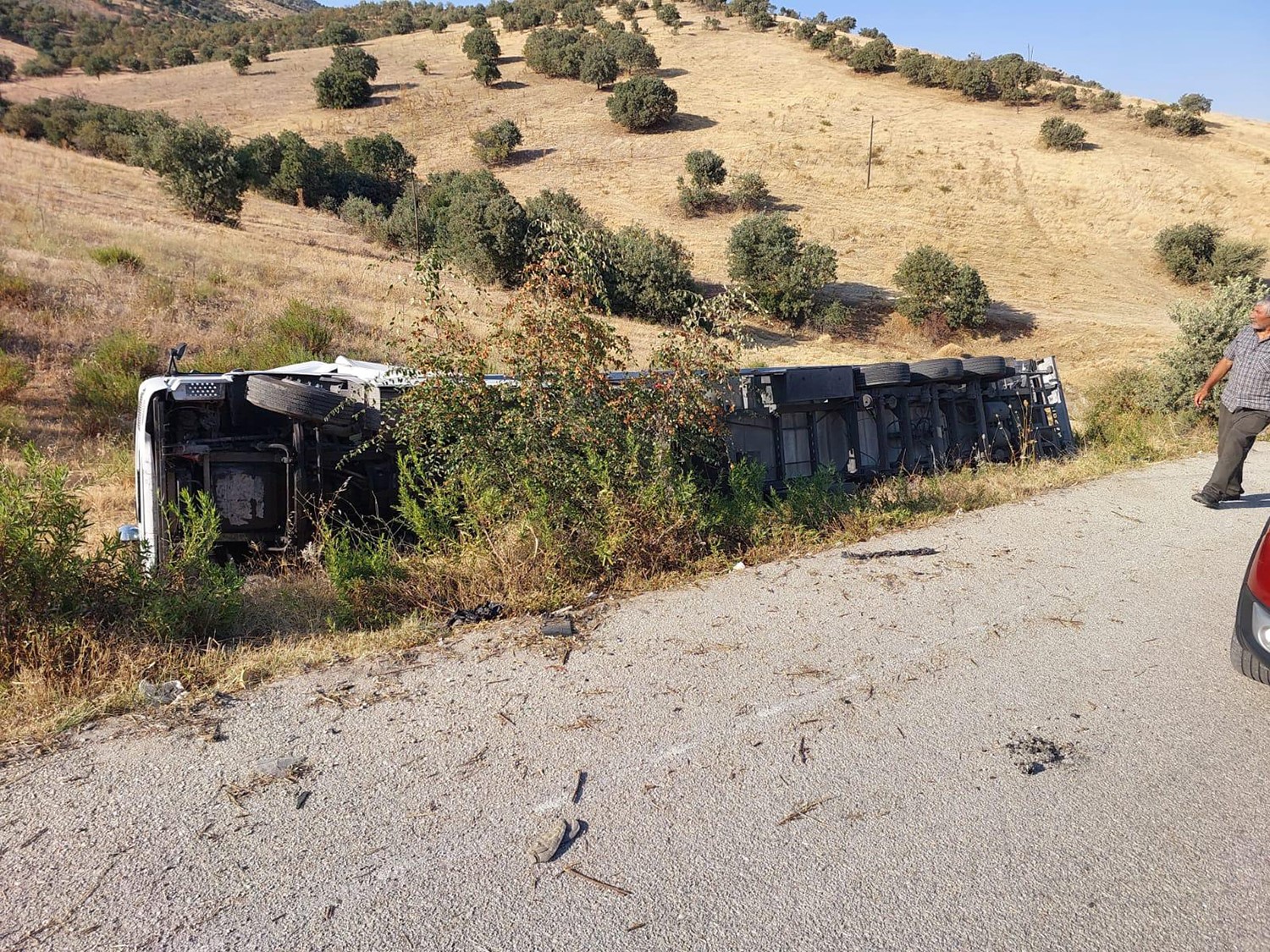 Manisa’da tır yan yattı: 1 yaralı
