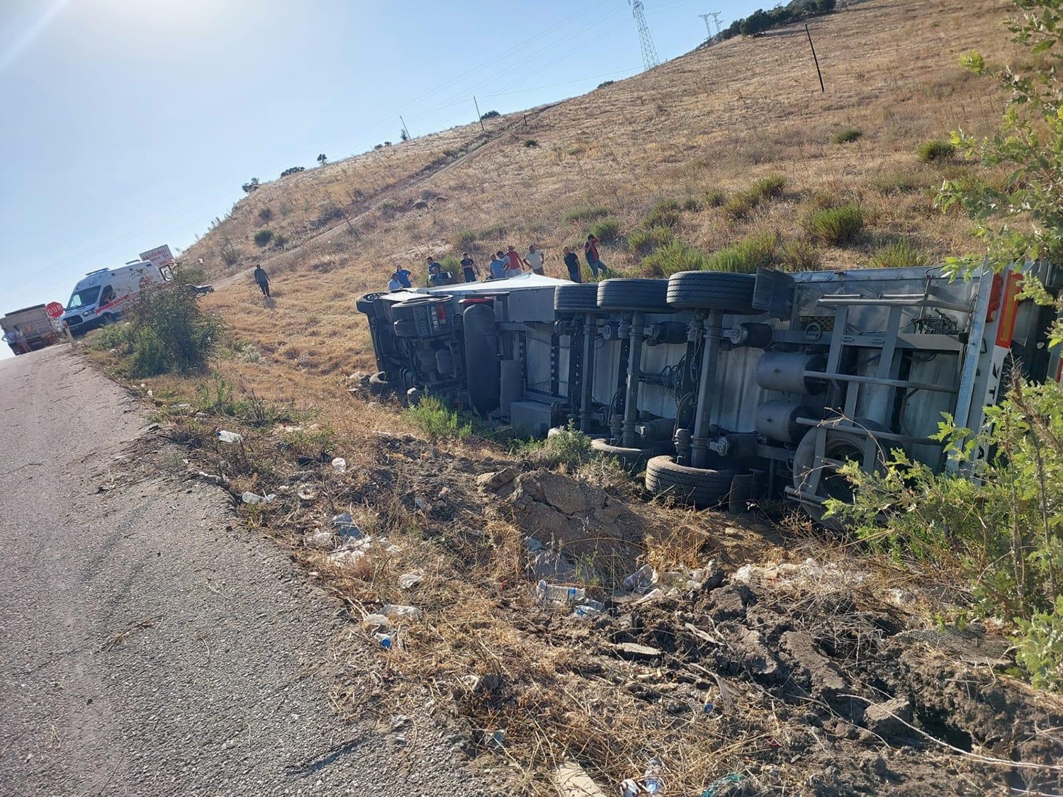 Manisa’da tır yan yattı: 1 yaralı
