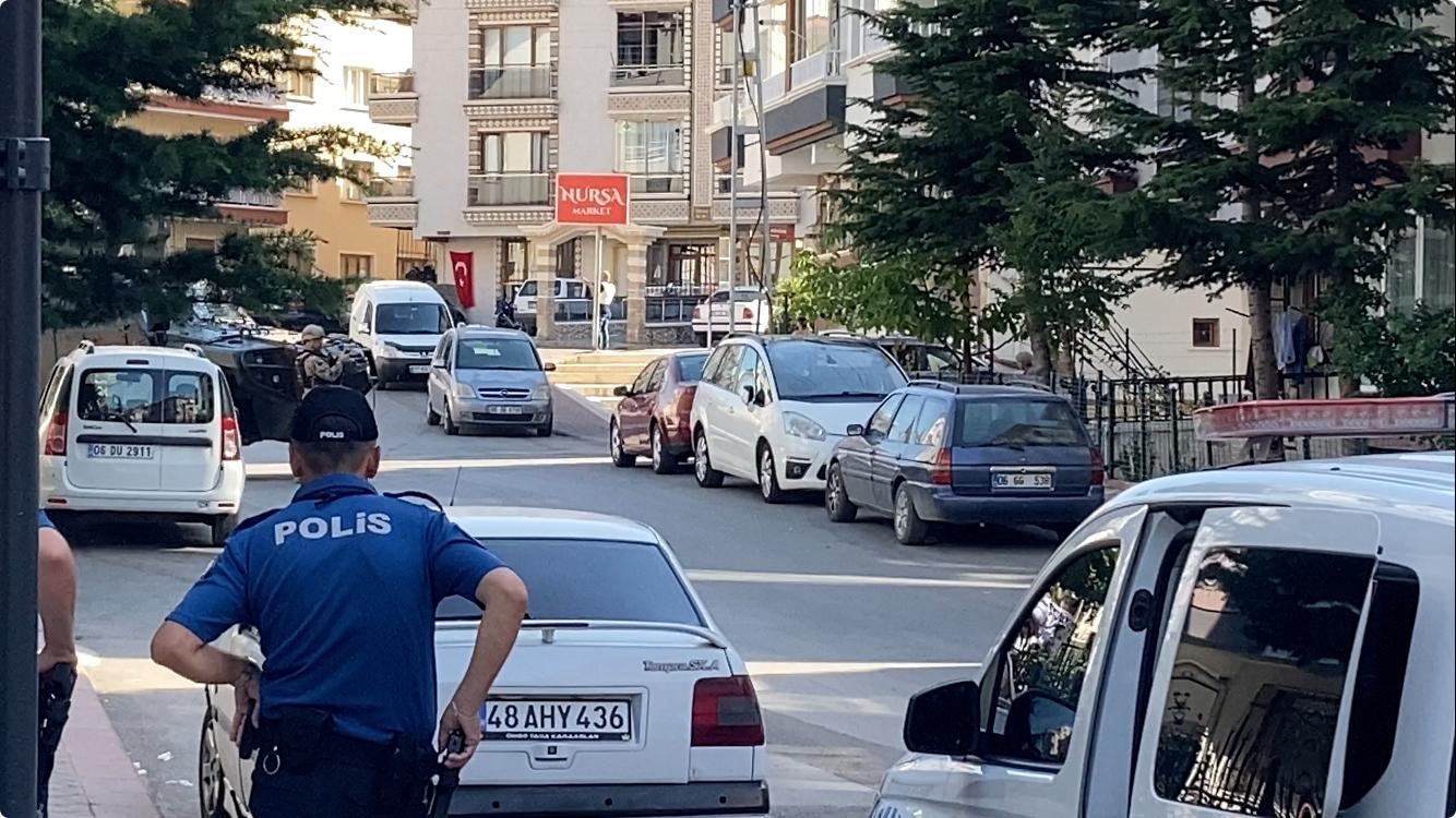 Ankara’da firari hükümlü market sahibini rehin aldı
