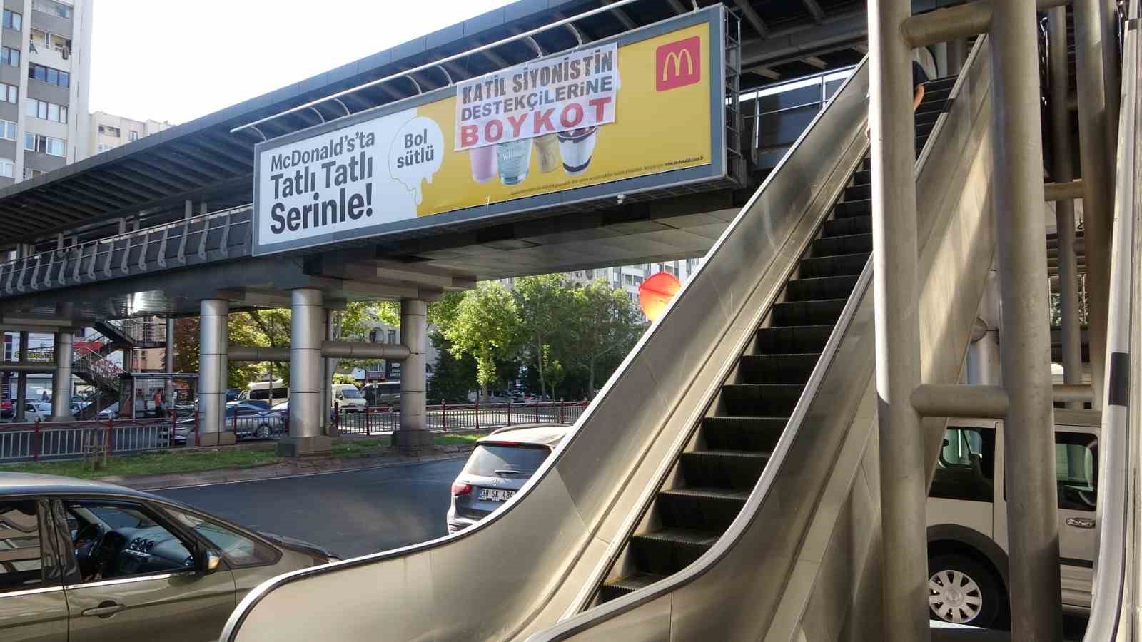 Kayseri’de McDonald’s’ın reklamının üzerinde dikkat çeken pankart
