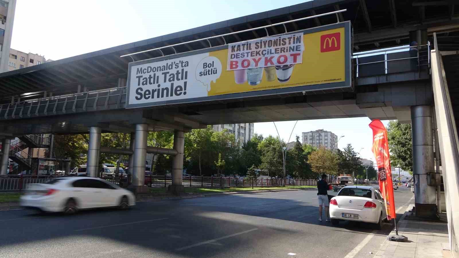 Kayseri’de McDonald’s’ın reklamının üzerinde dikkat çeken pankart
