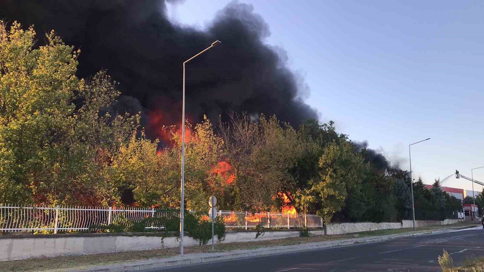 Tekirdağ’da plastik fabrikasındaki yangına birçok ilçeden ekipler sevk edildi
