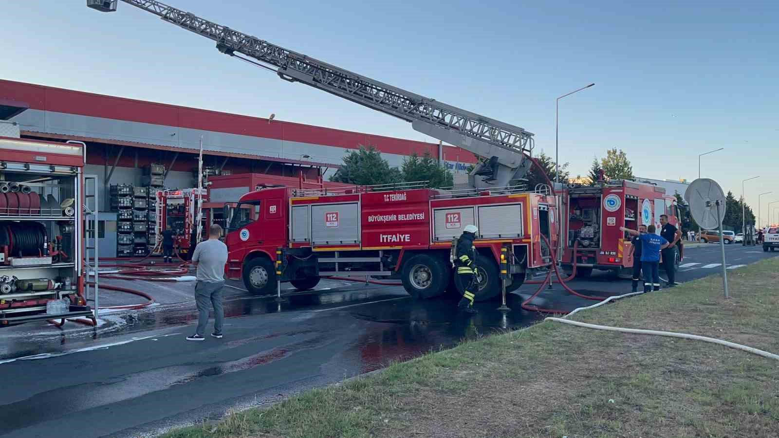 Tekirdağ’da plastik fabrikasındaki yangına birçok ilçeden ekipler sevk edildi
