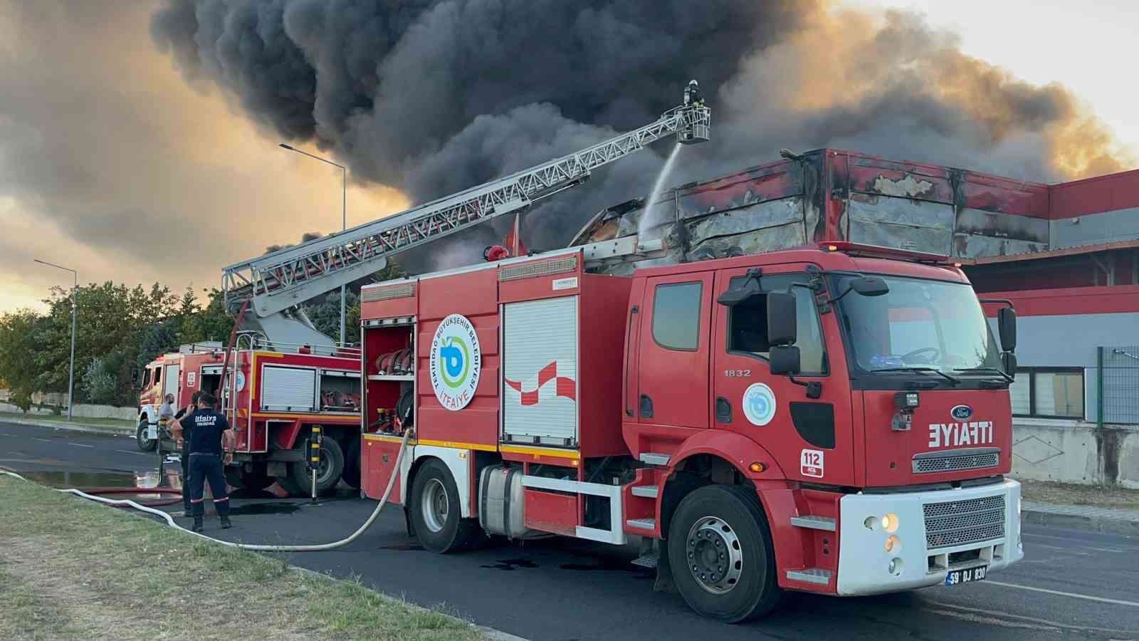 Tekirdağ’da plastik fabrikasındaki yangına birçok ilçeden ekipler sevk edildi
