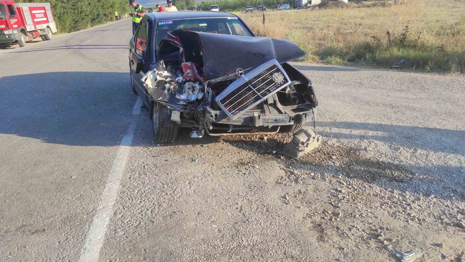 Isparta’da otomobil patpatla çarpıştı: 2 ölü, 8 yaralı
