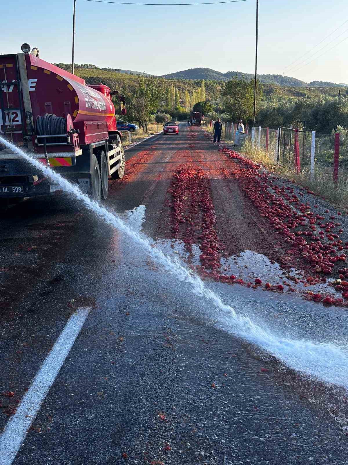 İzmir’deki yangını söndüren itfaiye erleri, Manisa’da yola saçılan domatesleri temizledi
