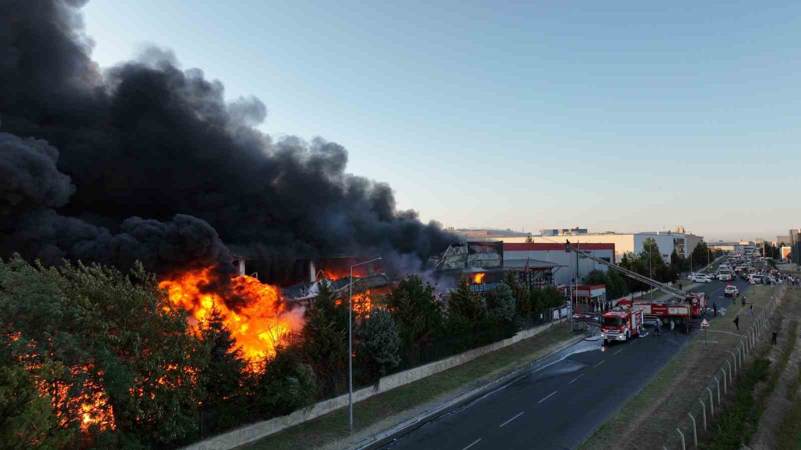 Tekirdağ’da alev alev yanan fabrika havadan görüntülendi
