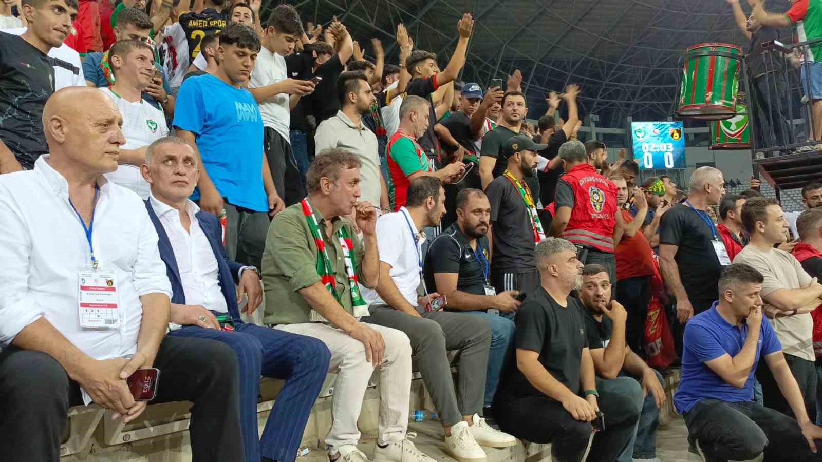 TFF Başkanı İbrahim Hacıosmanoğlu Amedspor taraftarı arasında maç izledi
