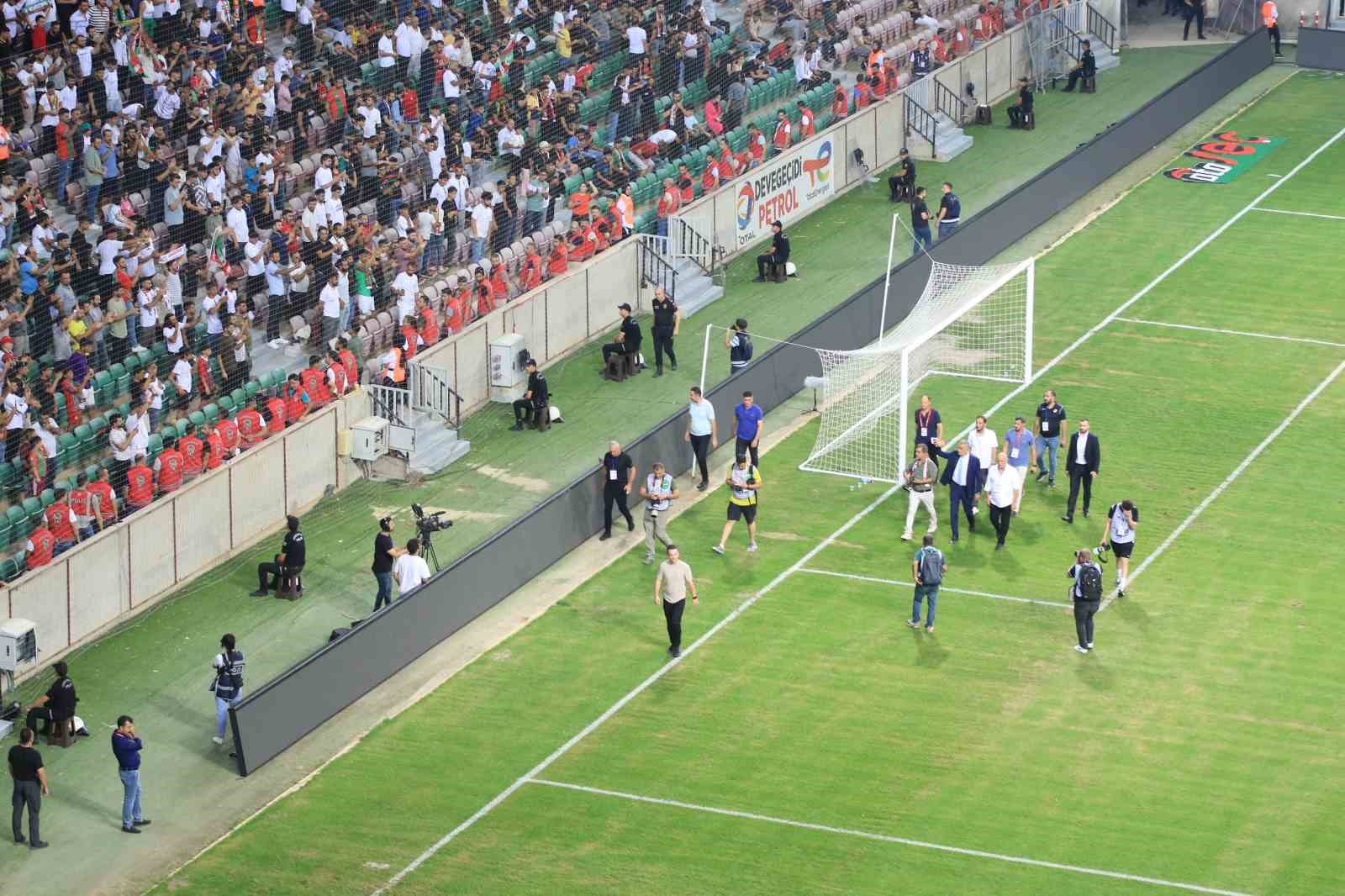 TFF Başkanı İbrahim Hacıosmanoğlu Amedspor taraftarı arasında maç izledi
