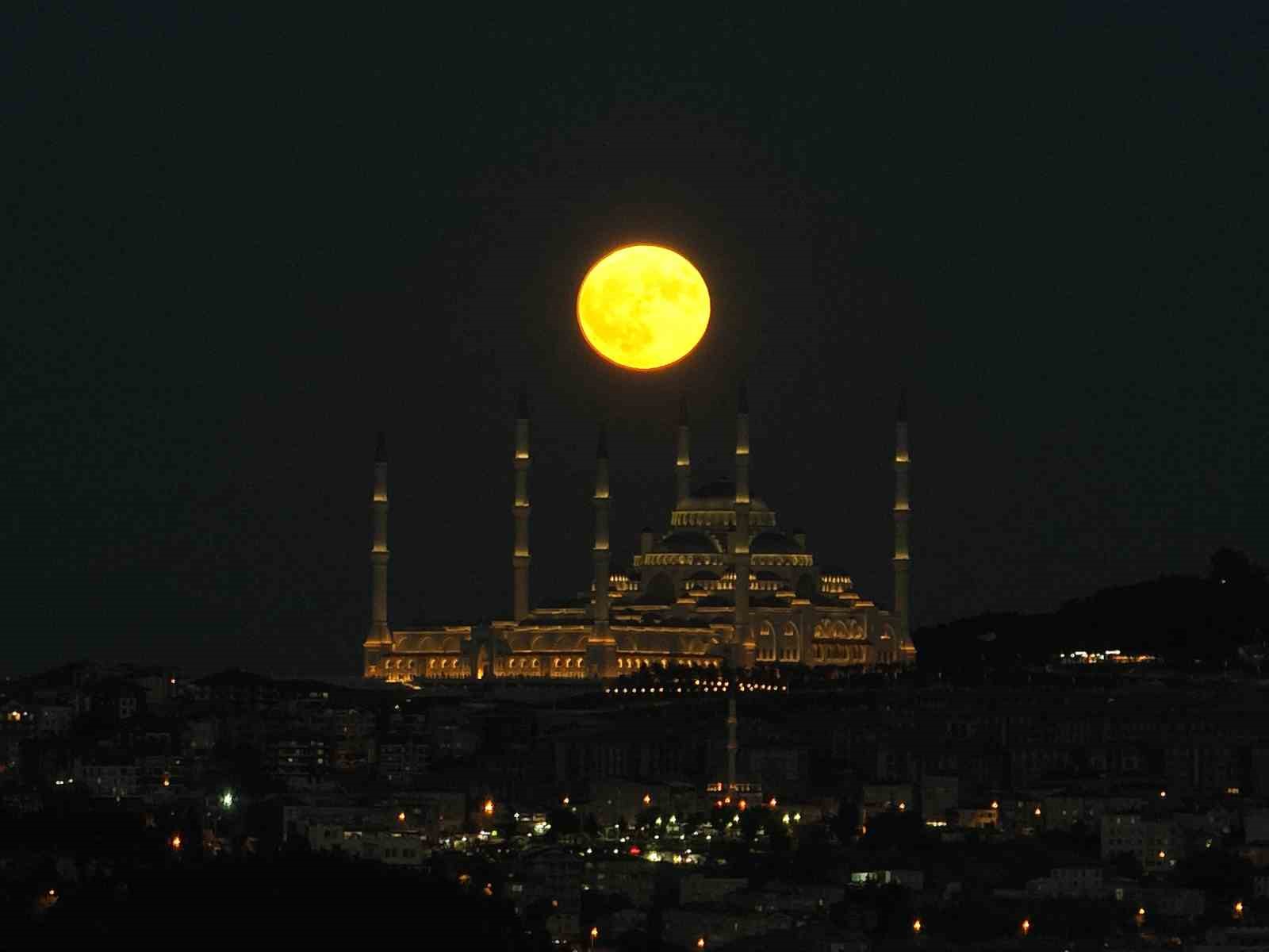 İstanbul’da muhteşem dolunay manzarası
