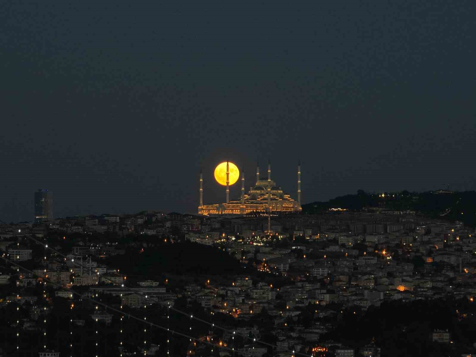 İstanbul’da muhteşem dolunay manzarası
