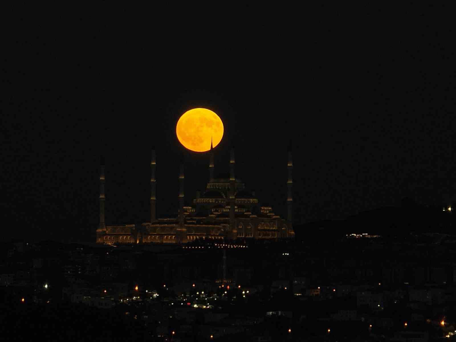 İstanbul’da muhteşem dolunay manzarası
