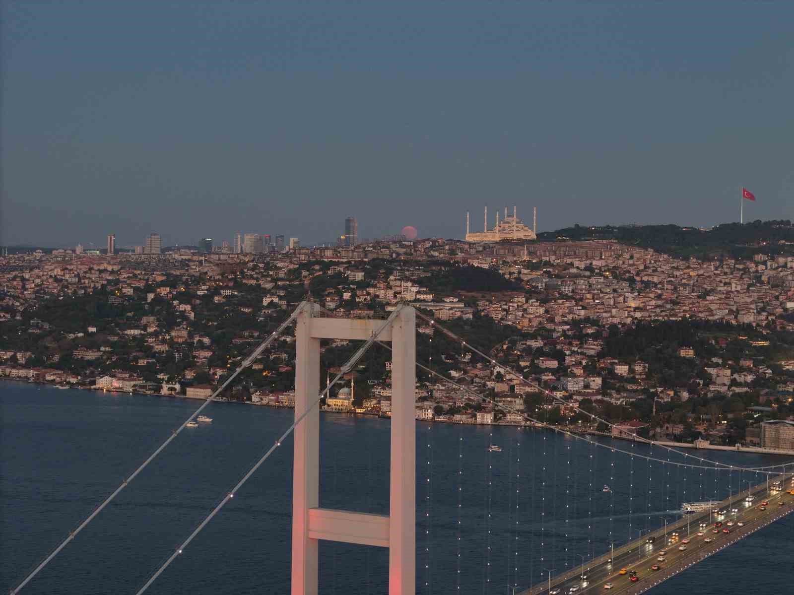 İstanbul’da muhteşem dolunay manzarası
