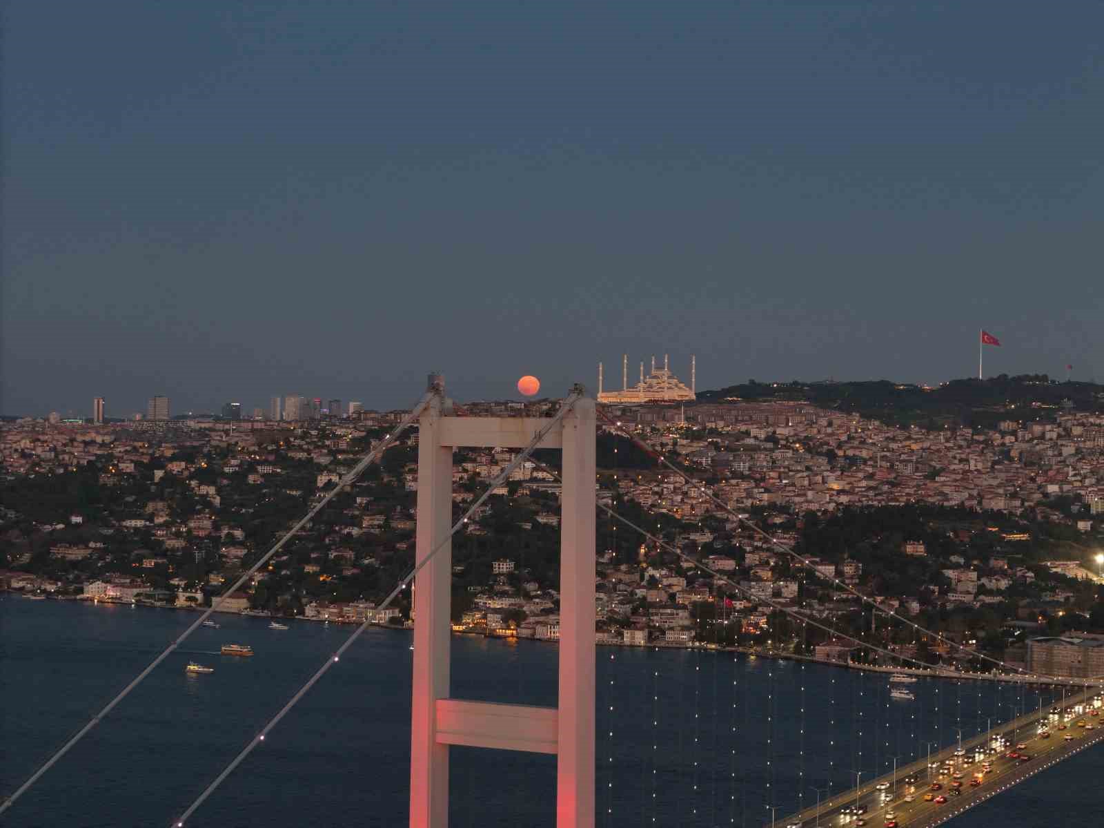 İstanbul’da muhteşem dolunay manzarası
