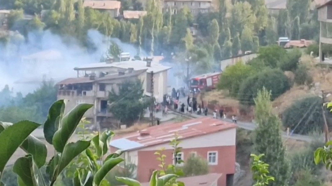 Hakkari’da mahallede çıkan yangın korkuttu
