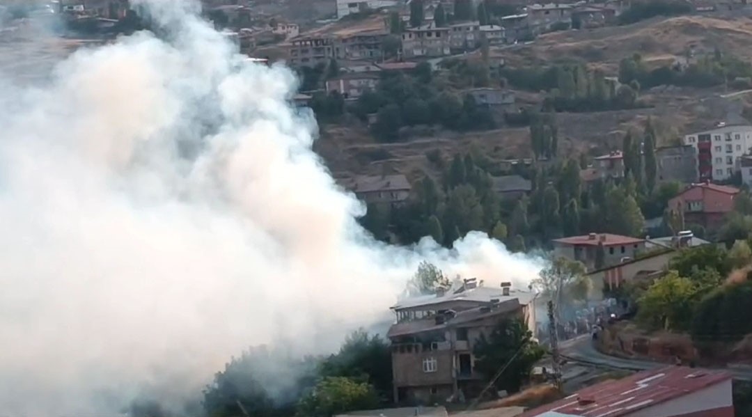 Hakkari’da mahallede çıkan yangın korkuttu
