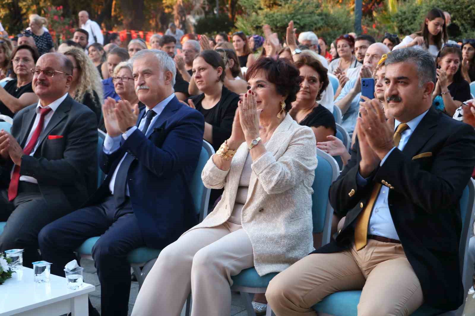 Hülya Koçyiğit 58 yıl önce Zonguldak’ta çektiği filmin gösteriminde halkla buluştu
