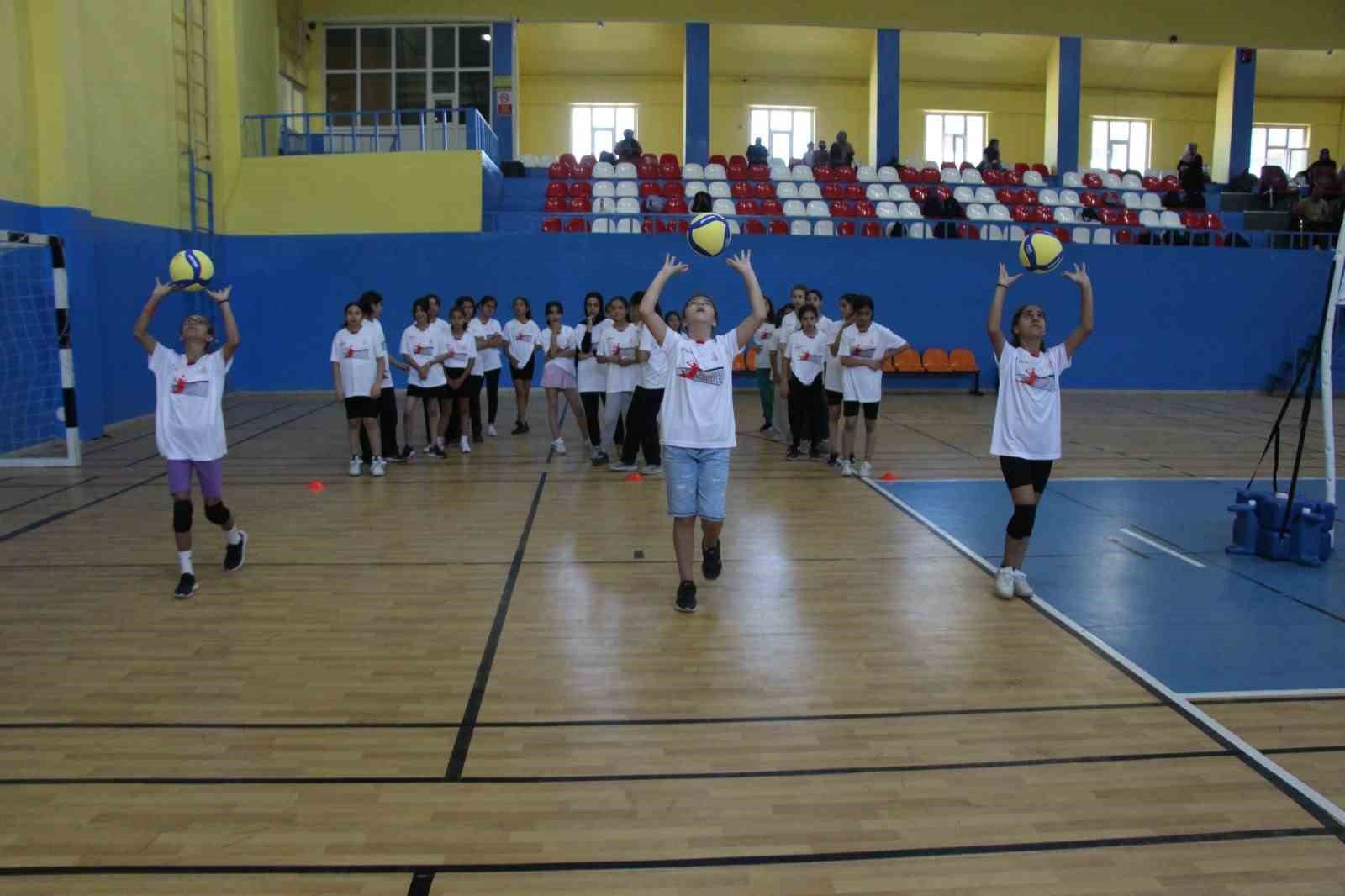 Ağrı’da Fabrika Voleybol Okulu açıldı
