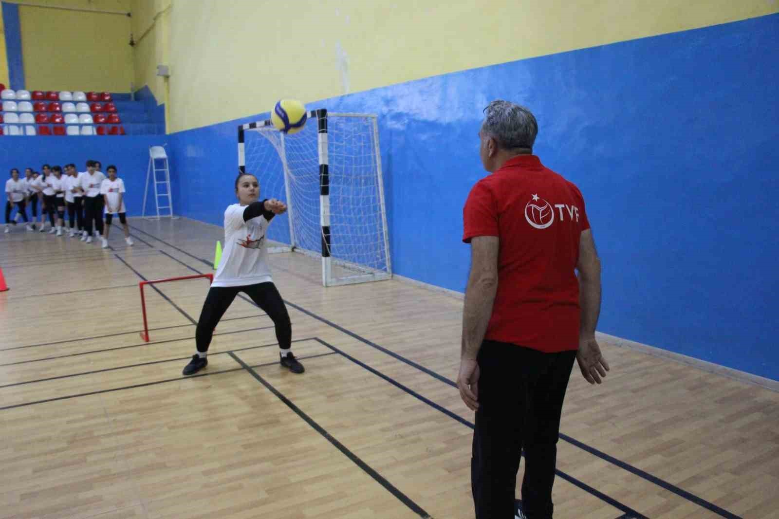 Ağrı’da Fabrika Voleybol Okulu açıldı
