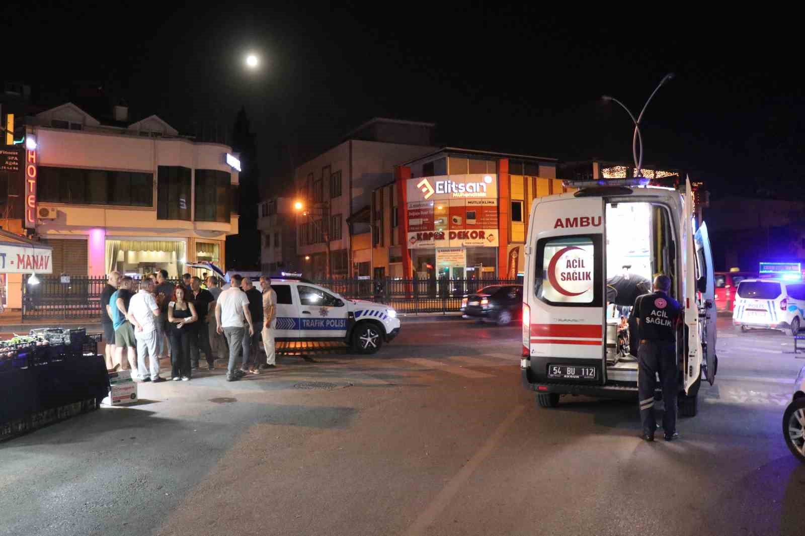 Motosiklet kırmızı ışıkta yola atlayan yayaya çarptı: 3 yaralı
