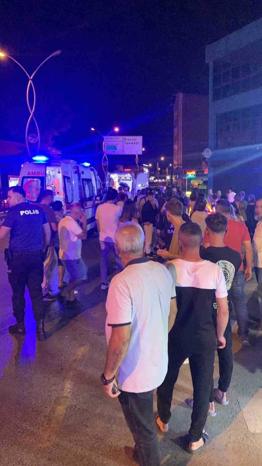 Motosiklet kırmızı ışıkta yola atlayan yayaya çarptı: 3 yaralı
