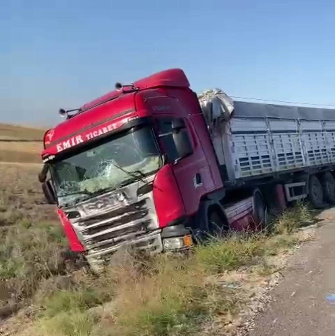 Tır ile minibüs çarpıştı: 1 ölü, 5 yaralı
