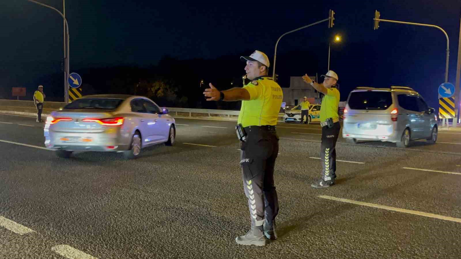 Bolu Dağı’nda ekiplerin trafik eritme mesaisi: SP hastası çocuk için seferber oldular
