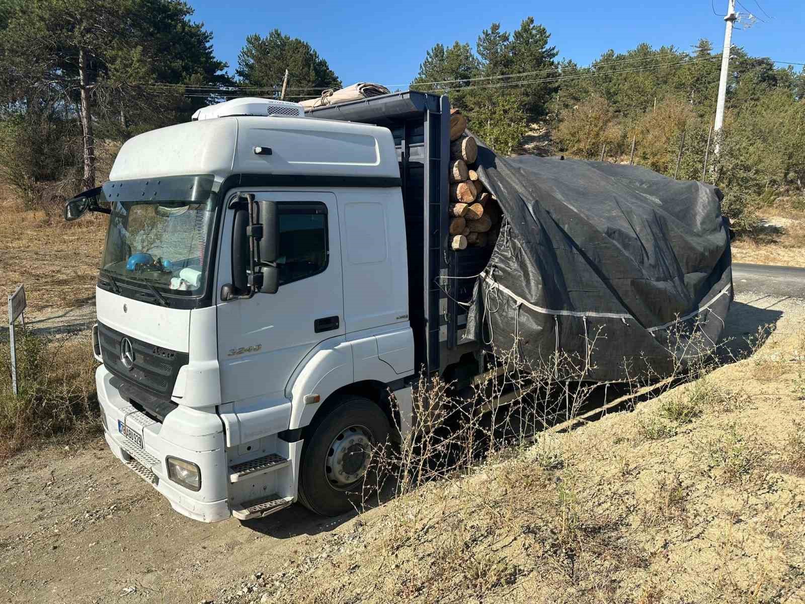 Kamyonda yüklü odunlar yola saçıldı
