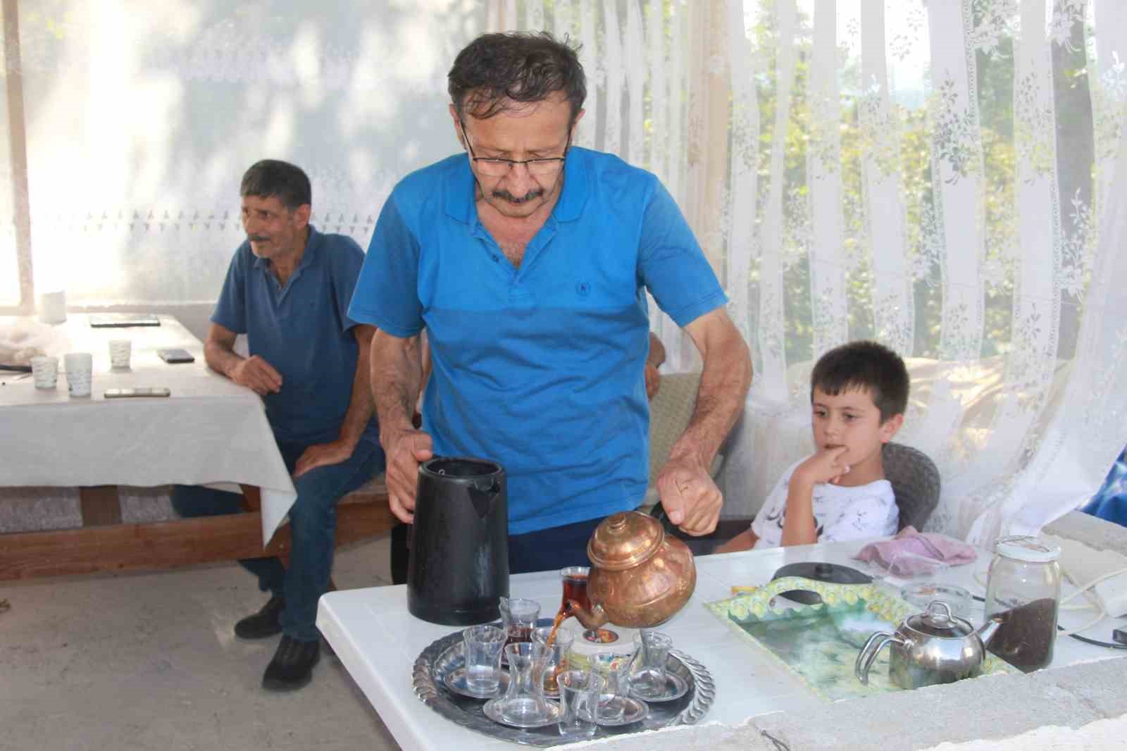 Evindeki buzdolabını bahçesine taşıyıp ‘hayrata’ dönüştürdü
