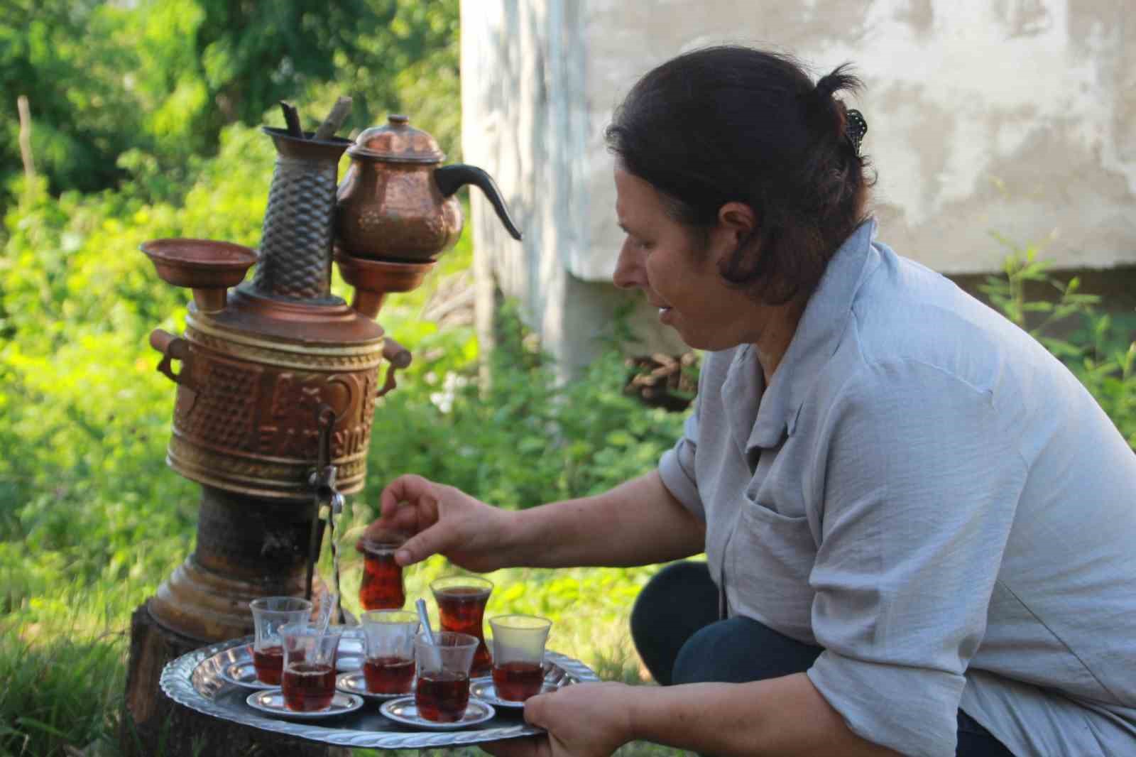 Evindeki buzdolabını bahçesine taşıyıp ‘hayrata’ dönüştürdü
