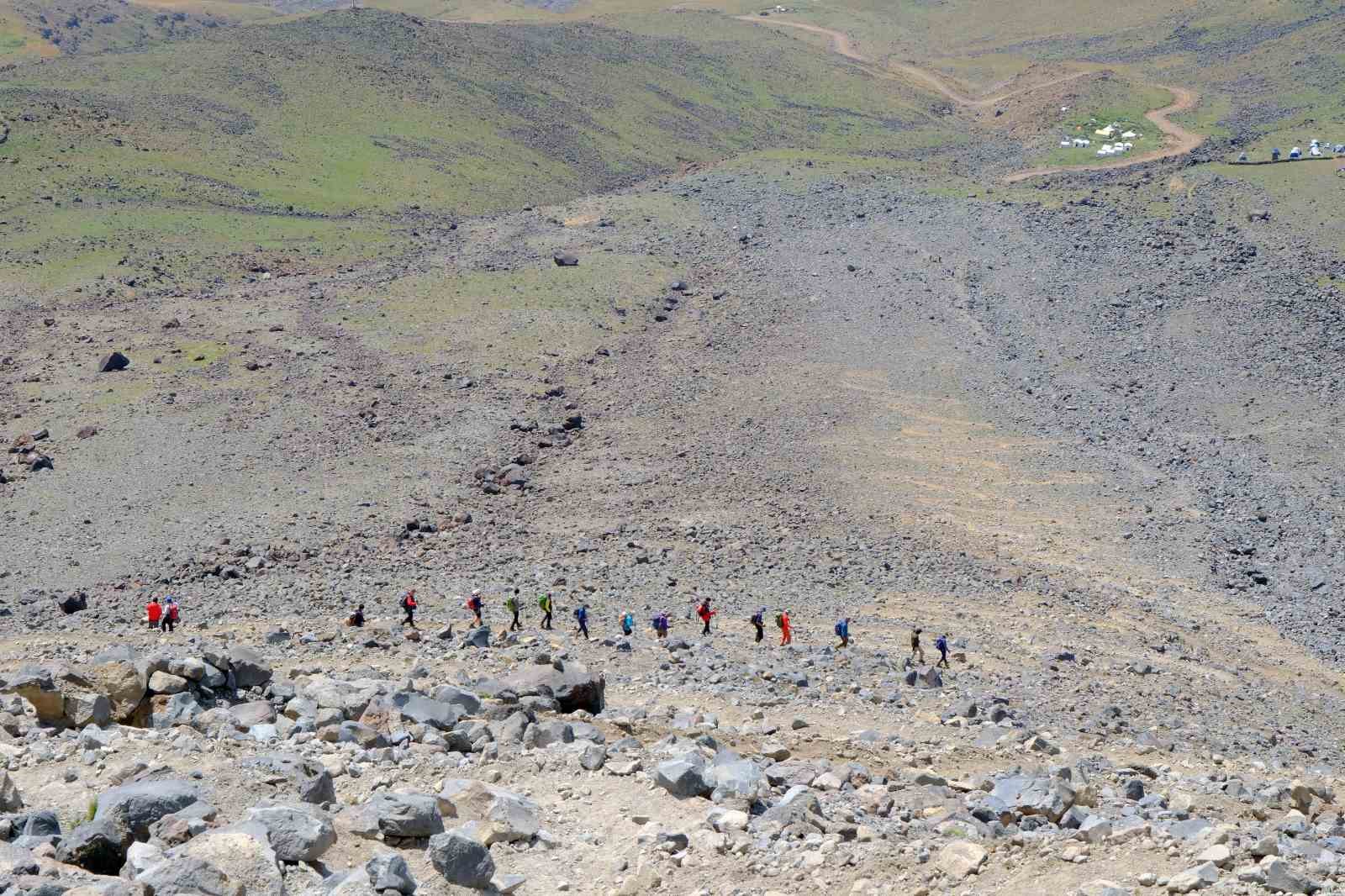 Gümüşhaneli dağcılar 12. kez Türkiye’nin zirvesinde
