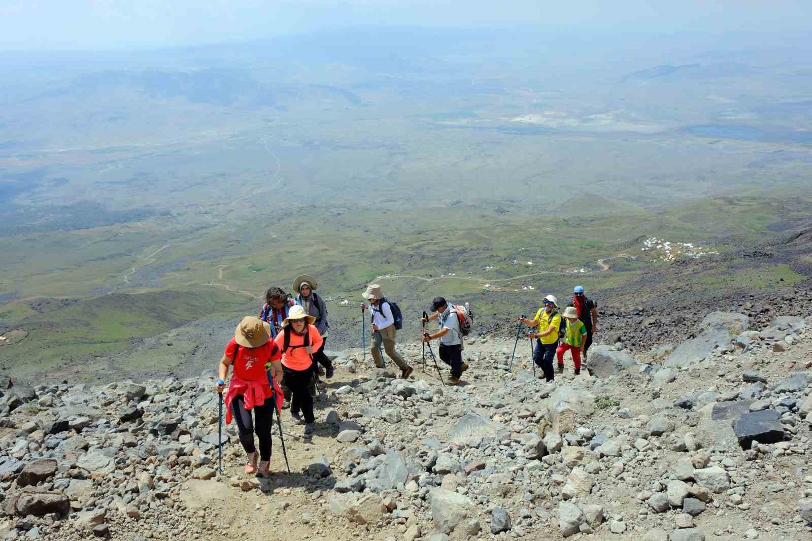 Gümüşhaneli dağcılar 12. kez Türkiye’nin zirvesinde
