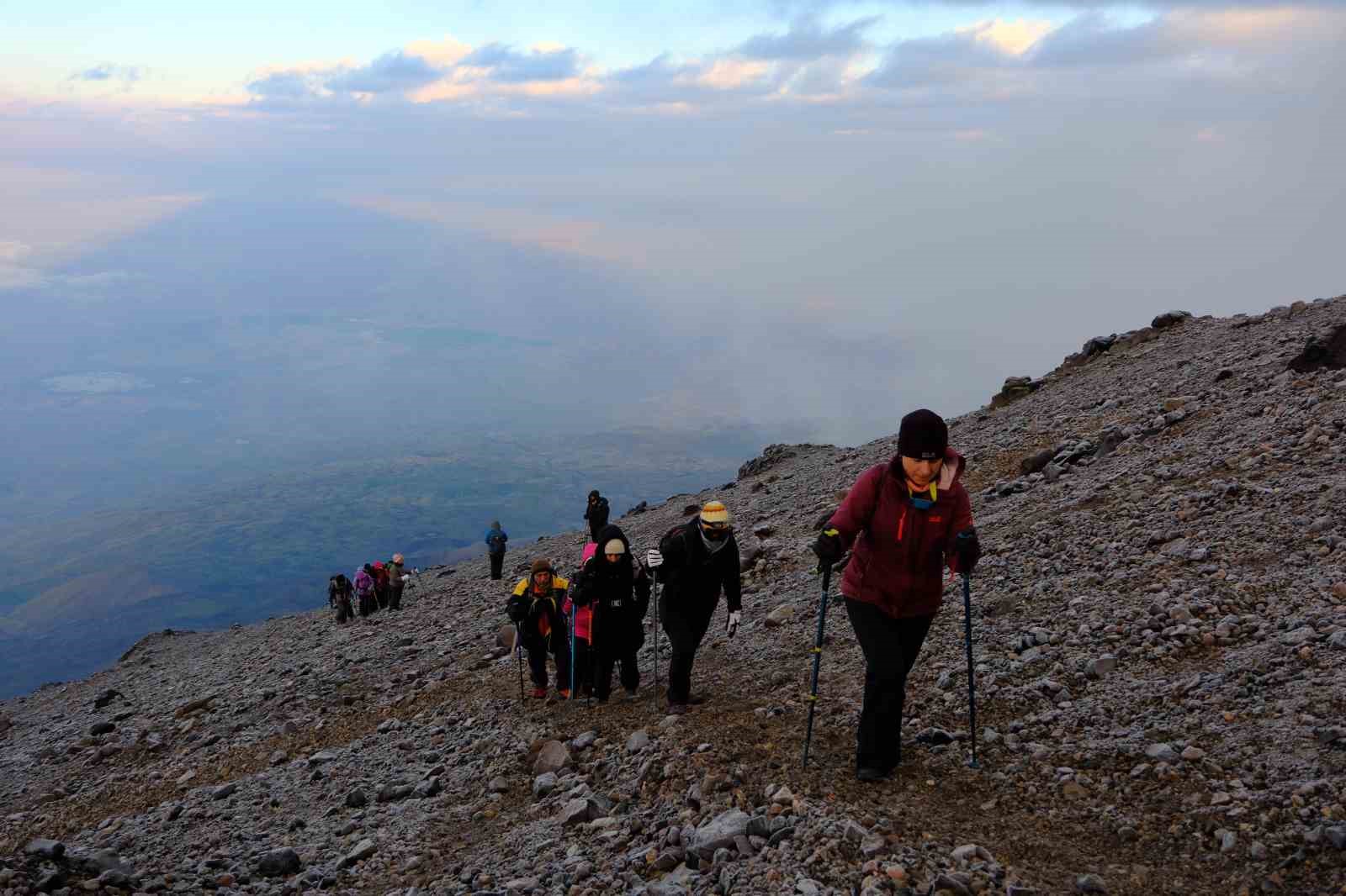 Gümüşhaneli dağcılar 12. kez Türkiye’nin zirvesinde
