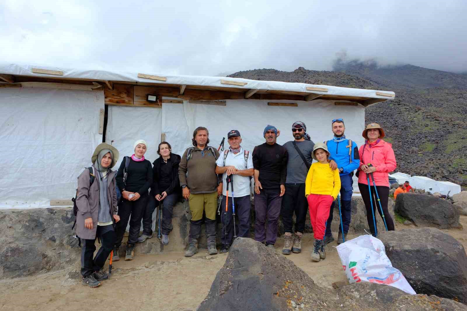 Gümüşhaneli dağcılar 12. kez Türkiye’nin zirvesinde
