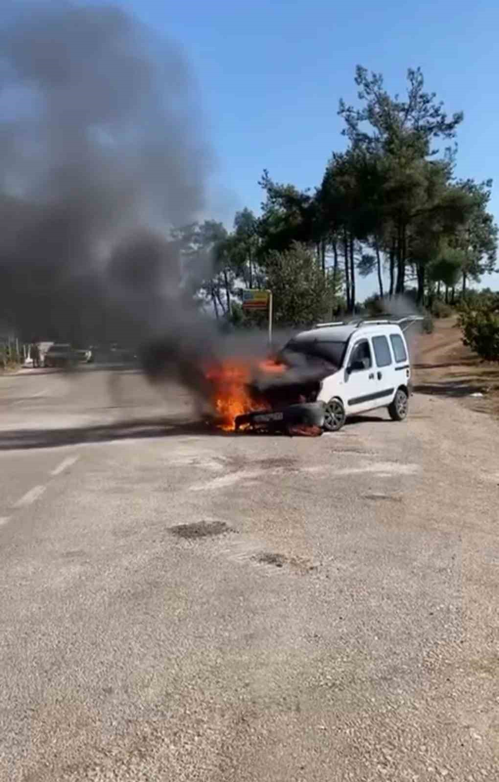 Park halindeki hafif ticari araç alev alev yandı
