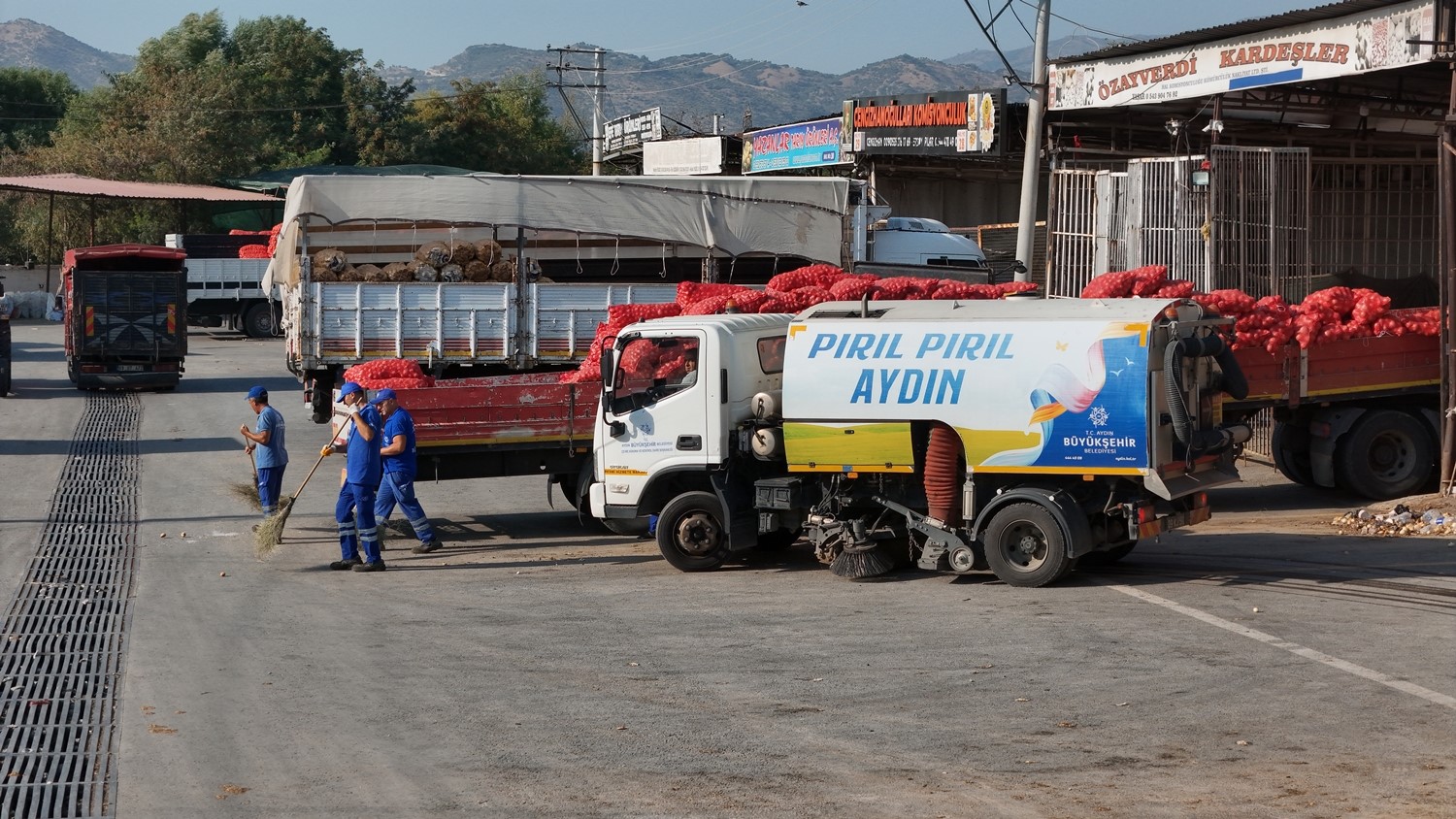 Aydın Büyükşehir Belediyesi Acarlar Hali’nde detaylı temizlik çalışması gerçekleştirdi
