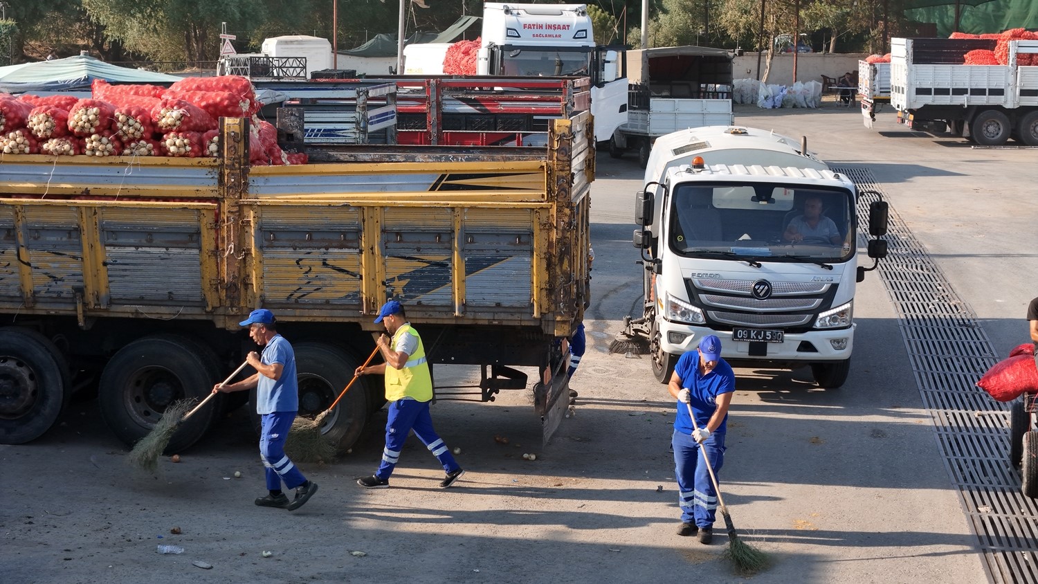 Aydın Büyükşehir Belediyesi Acarlar Hali’nde detaylı temizlik çalışması gerçekleştirdi
