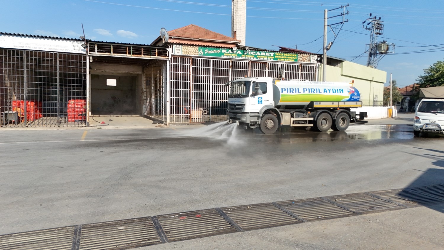 Aydın Büyükşehir Belediyesi Acarlar Hali’nde detaylı temizlik çalışması gerçekleştirdi
