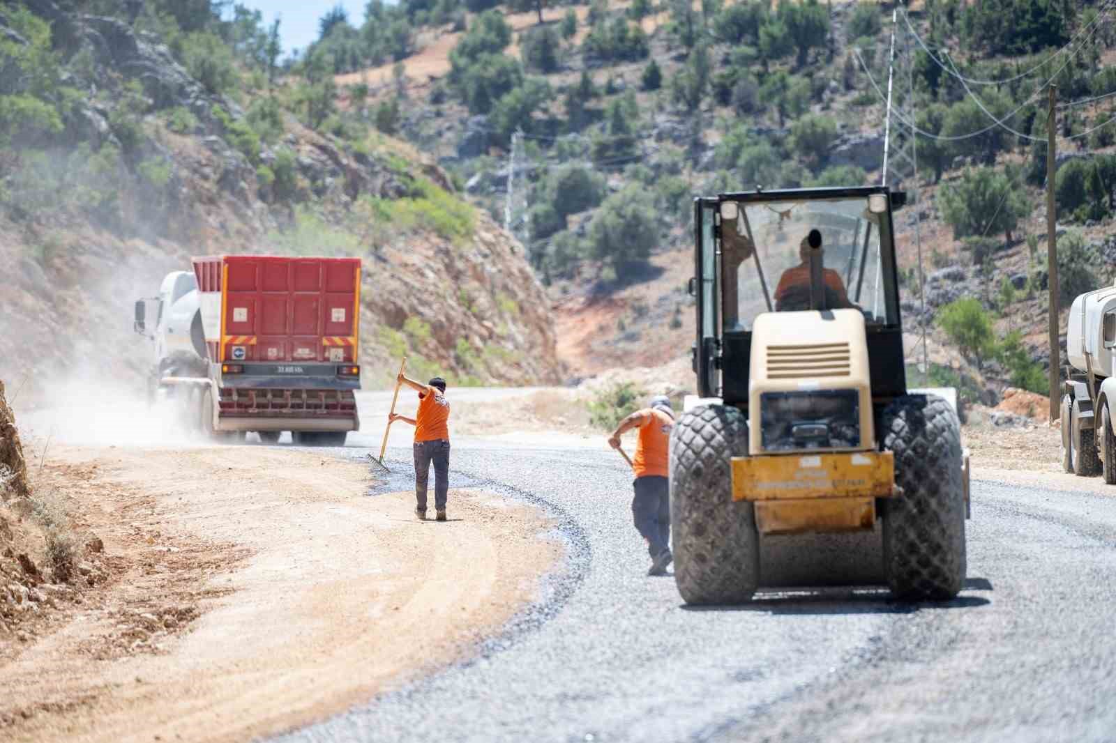 Mersin’in kırsal bölgelerinde yol çalışmaları sürüyor
